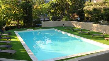 Piscine extérieure (ouverte en saison), parasols de plage