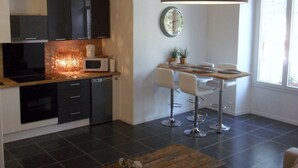 Apartemen, teras, lantai dasar (ROMARIN) | Dapur kecil pribadi | Mesin espresso, lemari es, microwave, dan oven