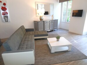 Apartamento, terraço, no piso térreo (GARIGUETTE) | Sala de estar | TV de tela plana