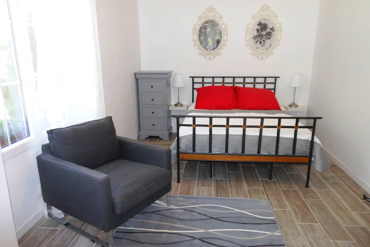 Apartment, Terrasse, Erdgeschoss (GARIGUETTE) | Kostenlose Babybetten, kostenloses WLAN, individuell dekoriert