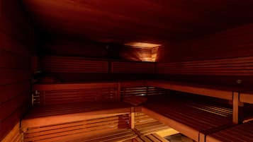 Un sauna avec des bancs en bois et un sol carrelé.