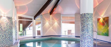 Piscina interna, espreguiçadeiras