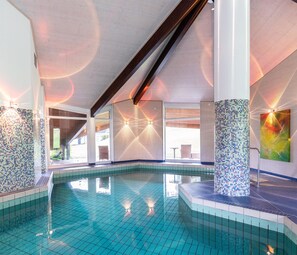 Indoor pool, sun loungers - Hotel zum Ochsen Schönwald (Schoenwald)