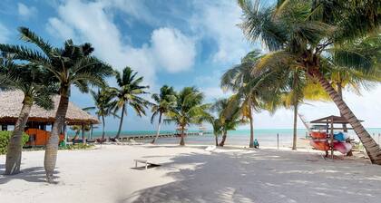 Condo en bord de mer avec piscine partagée, terrasse et vue - à pied de la plage