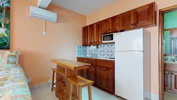 Refrigerador, microondas, parrilla de estufa y cafetera y tetera