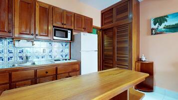 Fridge, microwave, stovetop, coffee/tea maker