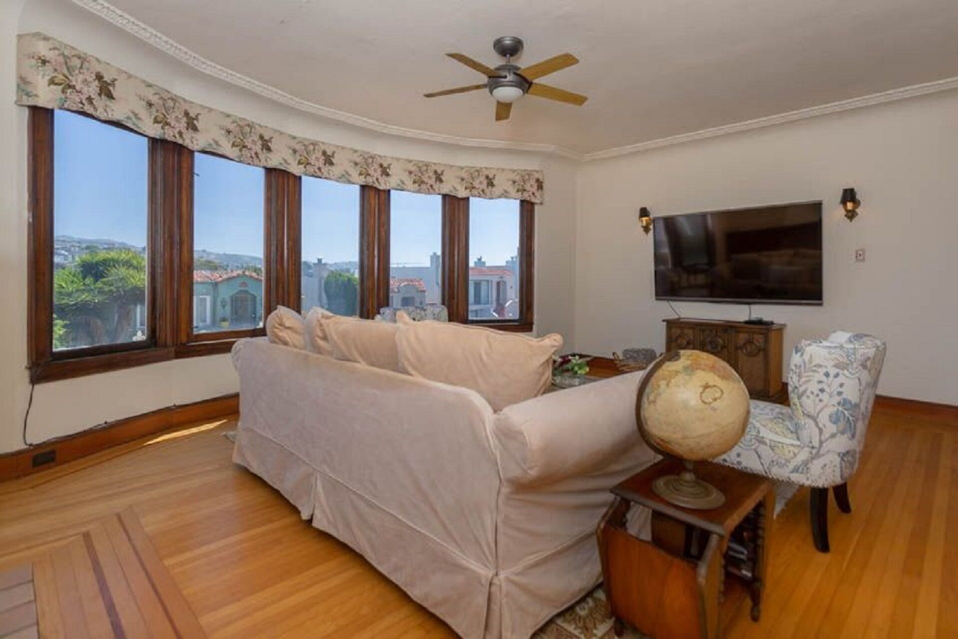 电视、壁炉 、DVD 播放器、立体声音响