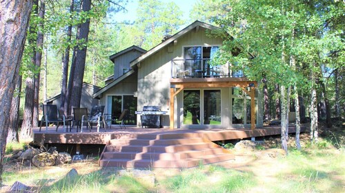 Cozy golf course home with shared hot tub, pool and resort.