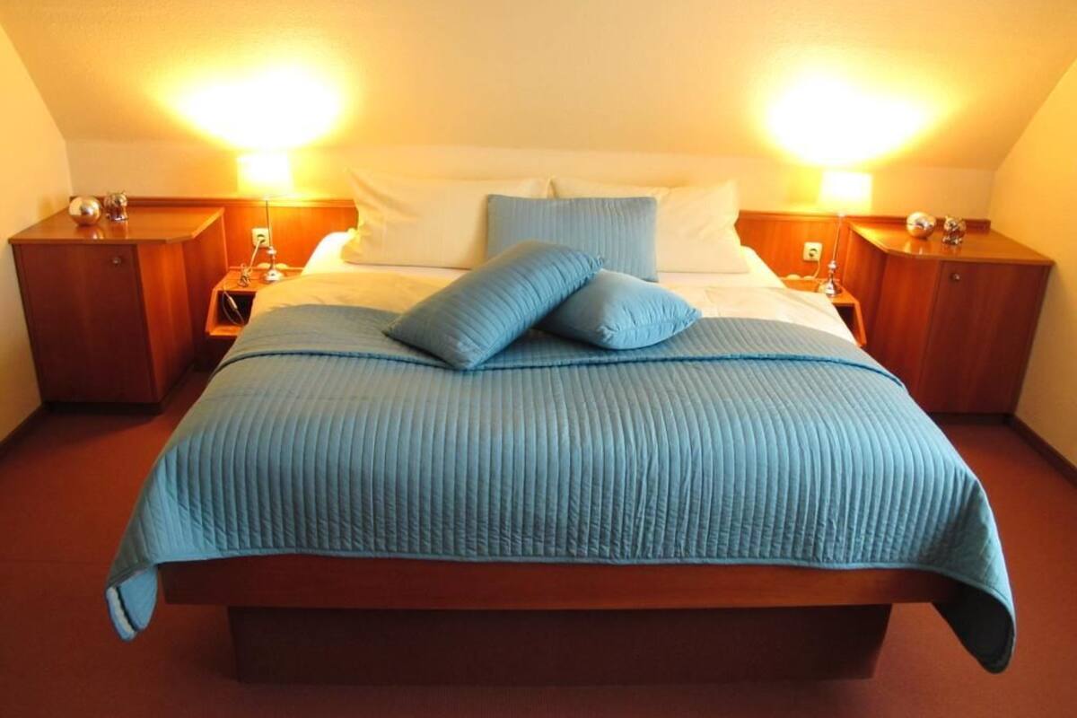 double room | desk, soundproofing, free cots/infant beds, rollaway beds