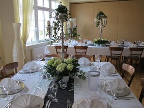 Breakfast, lunch and dinner served - Burghotel Münzenberg (Münzenberg)