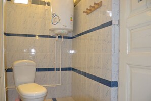 Triple Room | Bathroom | Bathtub, free toiletries, hair dryer - Hotel Legende (Samarkand)