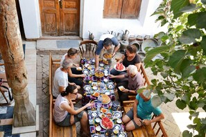 Outdoor dining - Hotel Legende (Samarkand)
