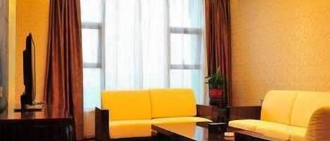 Una sala de estar moderna con un sofá, una mesa de centro y un mueble para televisor.