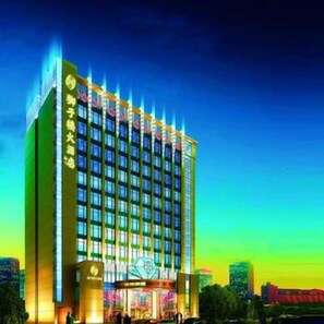 Fachada de la propiedad por la tarde o noche