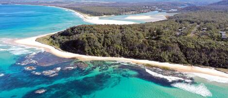 Una playa cerca