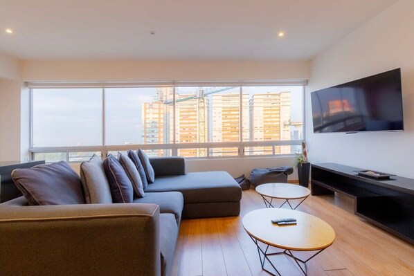 Televisión, reproductor de DVD, estéreo y oficina 