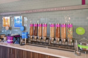 朝食 (フル ブレックファスト)、毎日提供 (無料)