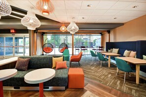 Lobby - Tru by Hilton Louisville Airport (Louisville)