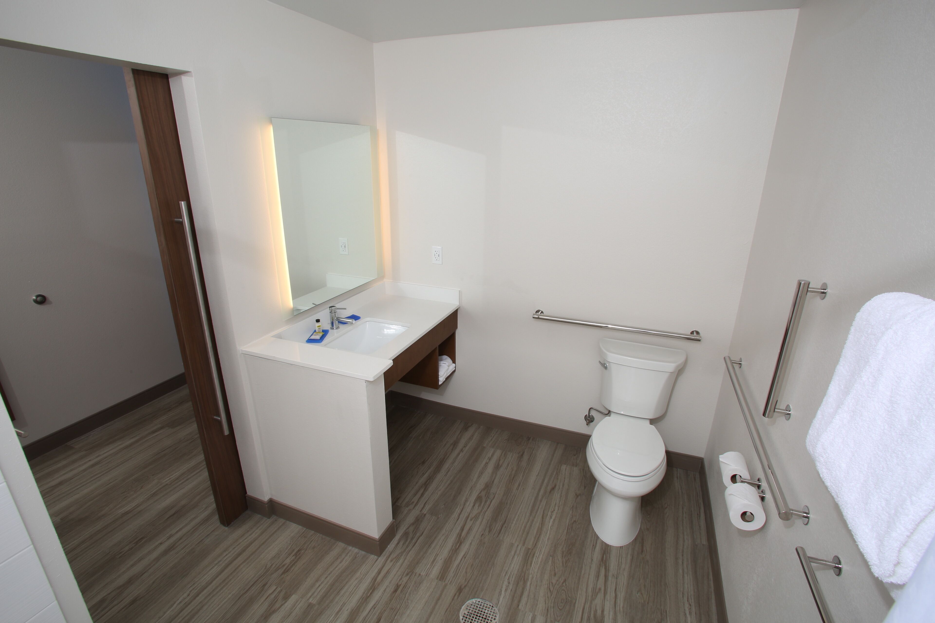 shower, rainfall showerhead, free toiletries, hair dryer