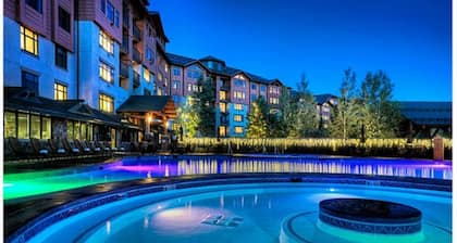 Sheraton 2BR, 2BA - New Years Week 2025-26. 100% Mountainfront Ski-in & Out!