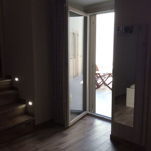 舒适四人房, 露台 | 客房服务设施