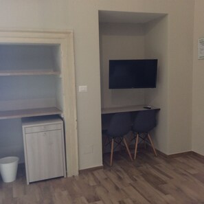 舒适四人房, 露台 | 办公桌、熨斗/熨板、免费婴儿床、免费 WiFi