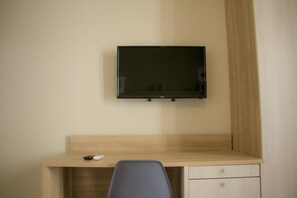 Doppelzimmer, 1 Doppelbett, Terrasse | Schreibtisch, Bügeleisen/Bügelbrett, kostenlose Babybetten