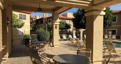 Remodeled Gated Unit with Large Decks, 3 pools, Hot Tubs, Tennis, Pickleball