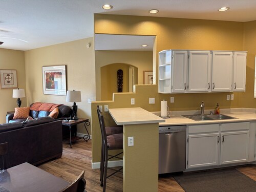 Remodeled Gated Unit with Large Decks, 3 pools, Hot Tubs, Tennis, Pickleball