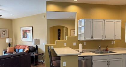 Remodeled Gated Unit with Large Decks, 3 pools, Hot Tubs, Tennis, Pickleball