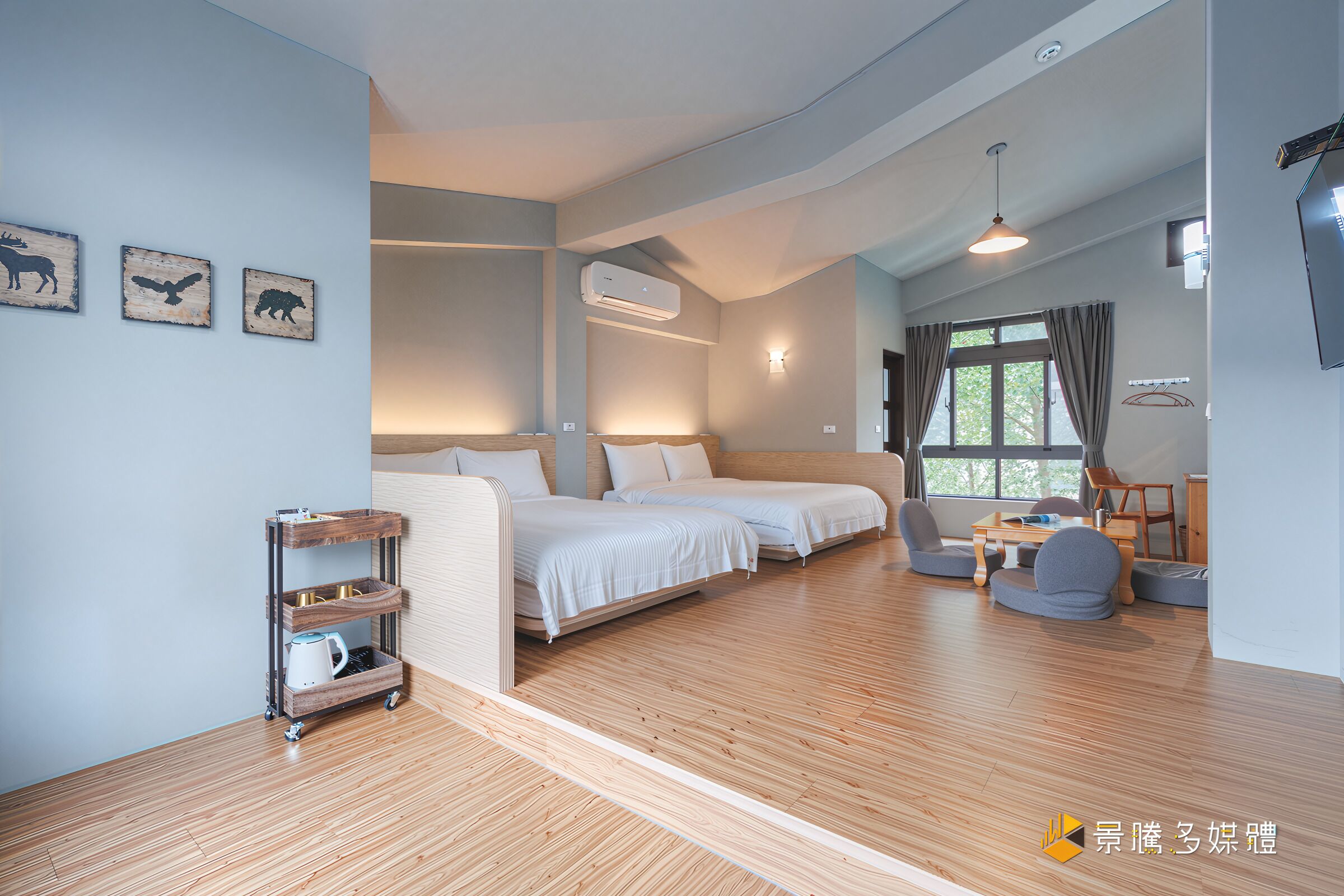 Habitación cuádruple familiar | Escritorio y cortinas opacas