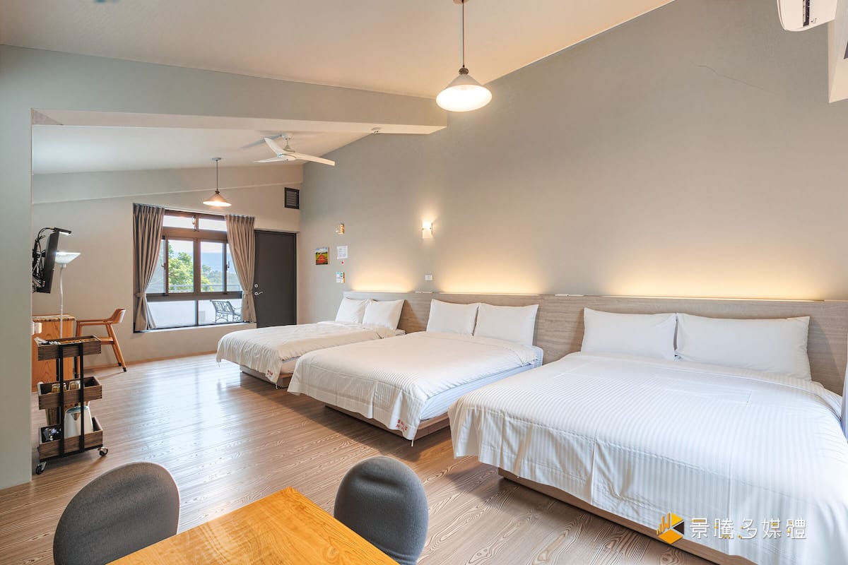 Habitación Confort | Escritorio y cortinas opacas