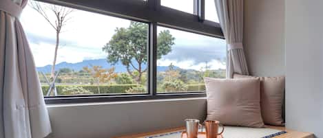 Escritorio y cortinas blackout