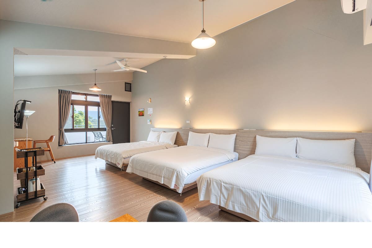 Mountain View Six-Person Room | Desk, blackout drapes