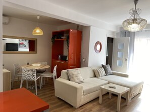 Smart TV, DVD player, books - COMFORTABLE APARTMENT WITH WIFI, BETWEEN CITY OF ARTS AND BEACHES (València)