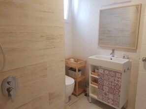 Dusche, Haartrockner, Handtücher, Seife