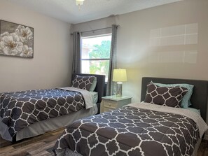 2 bedrooms, iron/ironing board, WiFi, bed sheets - Walk to Spanish Springs, free 4 seater golf cart, covered patio! Pools nearby!! (Lady Lake)