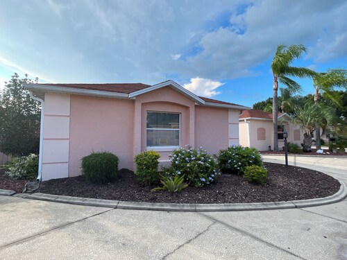 Walk to Spanish Springs, free 4 seater golf cart, covered patio! Pools nearby!!