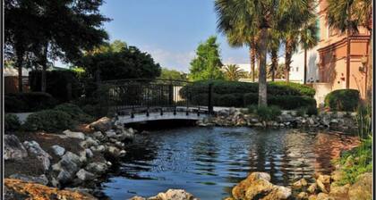 Walk to Spanish Springs, free 4 seater golf cart, covered patio! Pools nearby!!