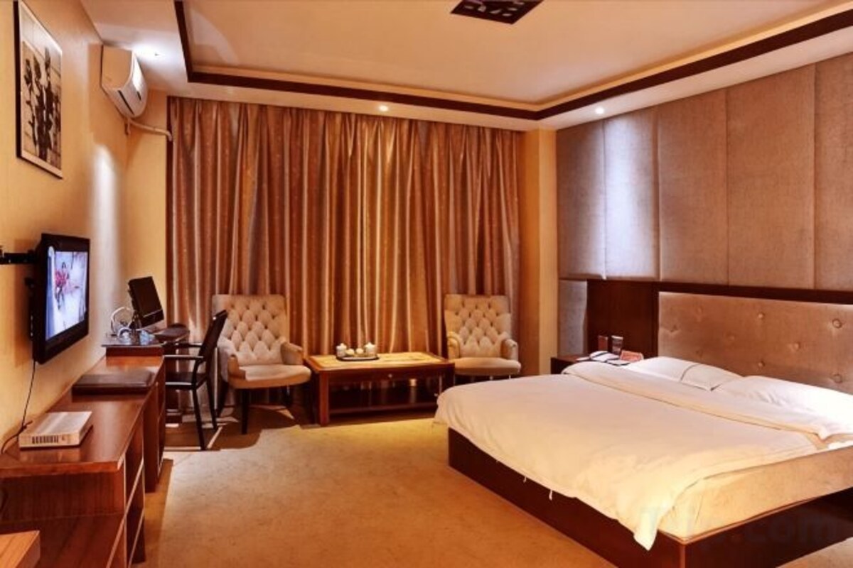 Deluxe Four-person Suite