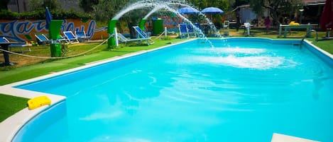 Kolam renang terbuka bermusim