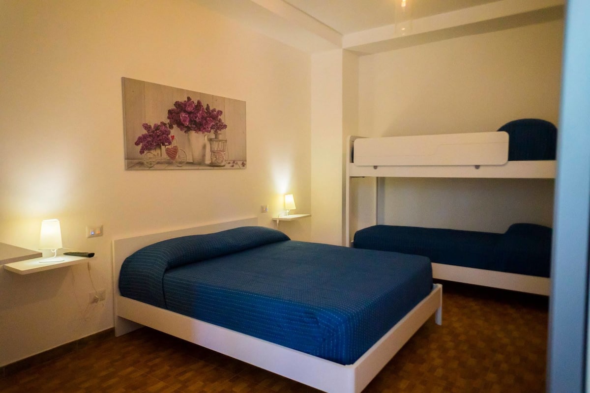 Camera quadrupla, 1 camera da letto, terrazzo | Una scrivania, Wi-Fi gratuito, lenzuola
