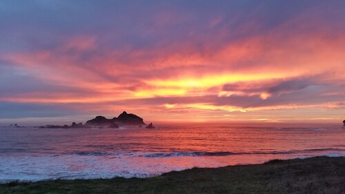 Coastal Cottage, Less than a Block to the Beach, Crescent City, CA
