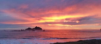 Coastal Cottage, Less than a Block to the Beach, Crescent City, CA
