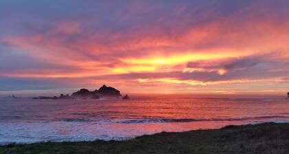 Coastal Cottage, Less than a Block to the Beach, Crescent City, CA