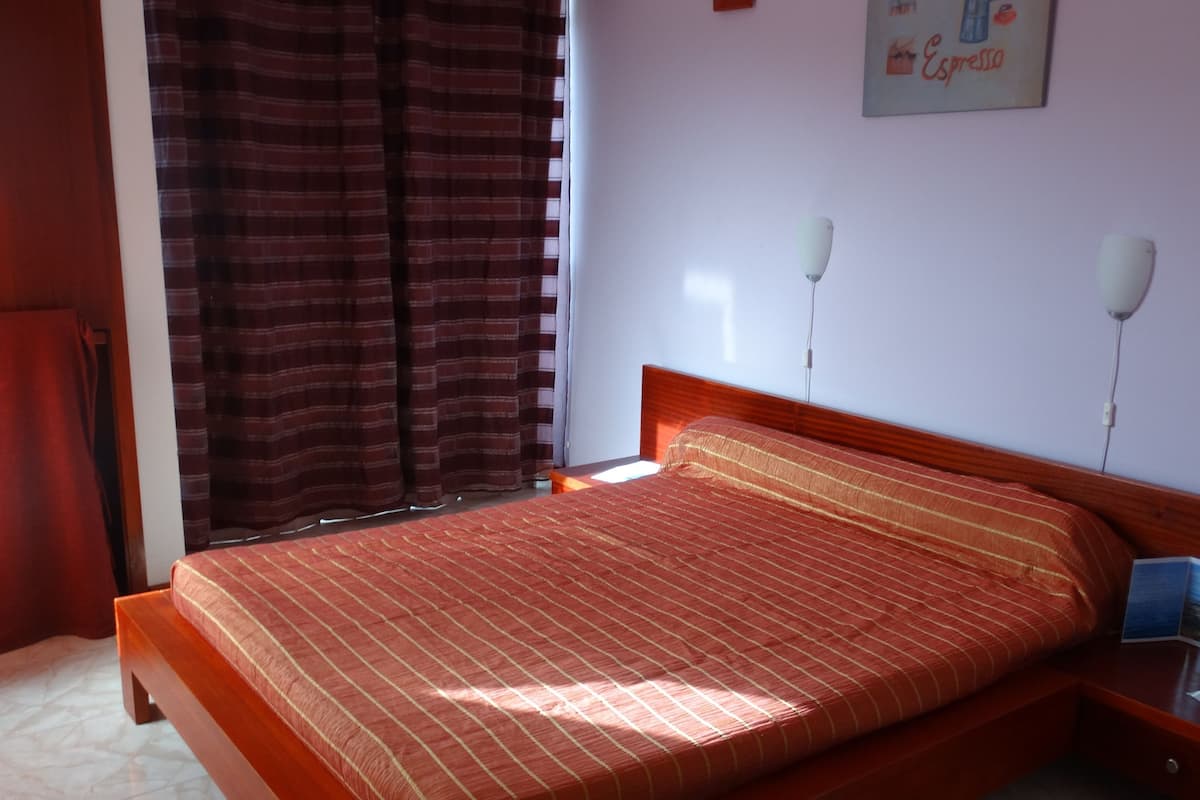 Standard Room, 1 Queen Bed, Smoking, Hill View