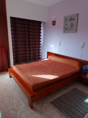 Quarto standard, 1 cama Queen, para fumantes, vista para a colina | Roupas de cama premium, escrivaninha, cortinas blackout