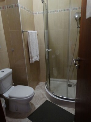 Separate bathtub and shower, free toiletries, hair dryer, towels - Yria Residential (Porto Novo)