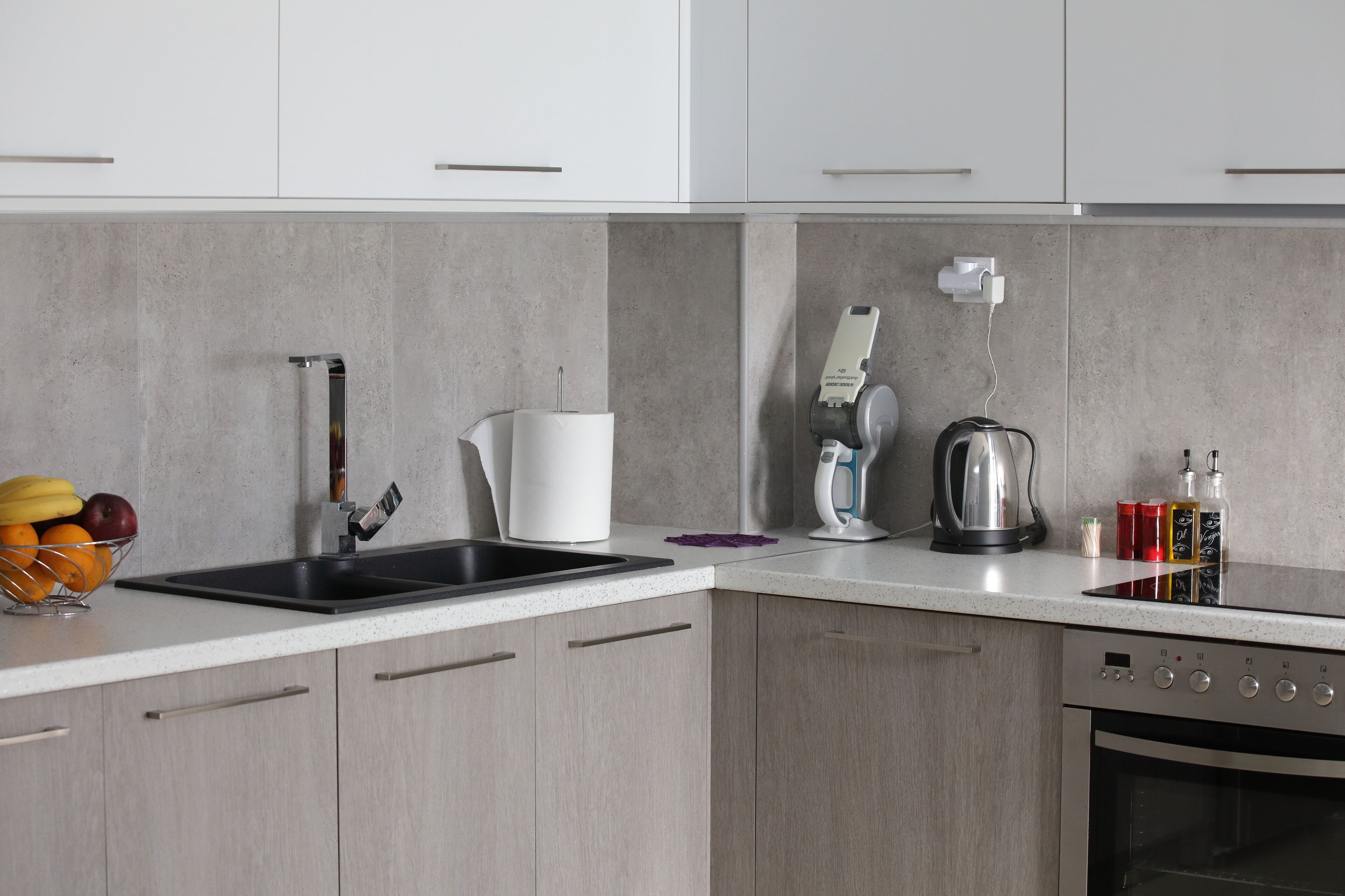 Una cocina moderna con pileta, estufa y alacenas.