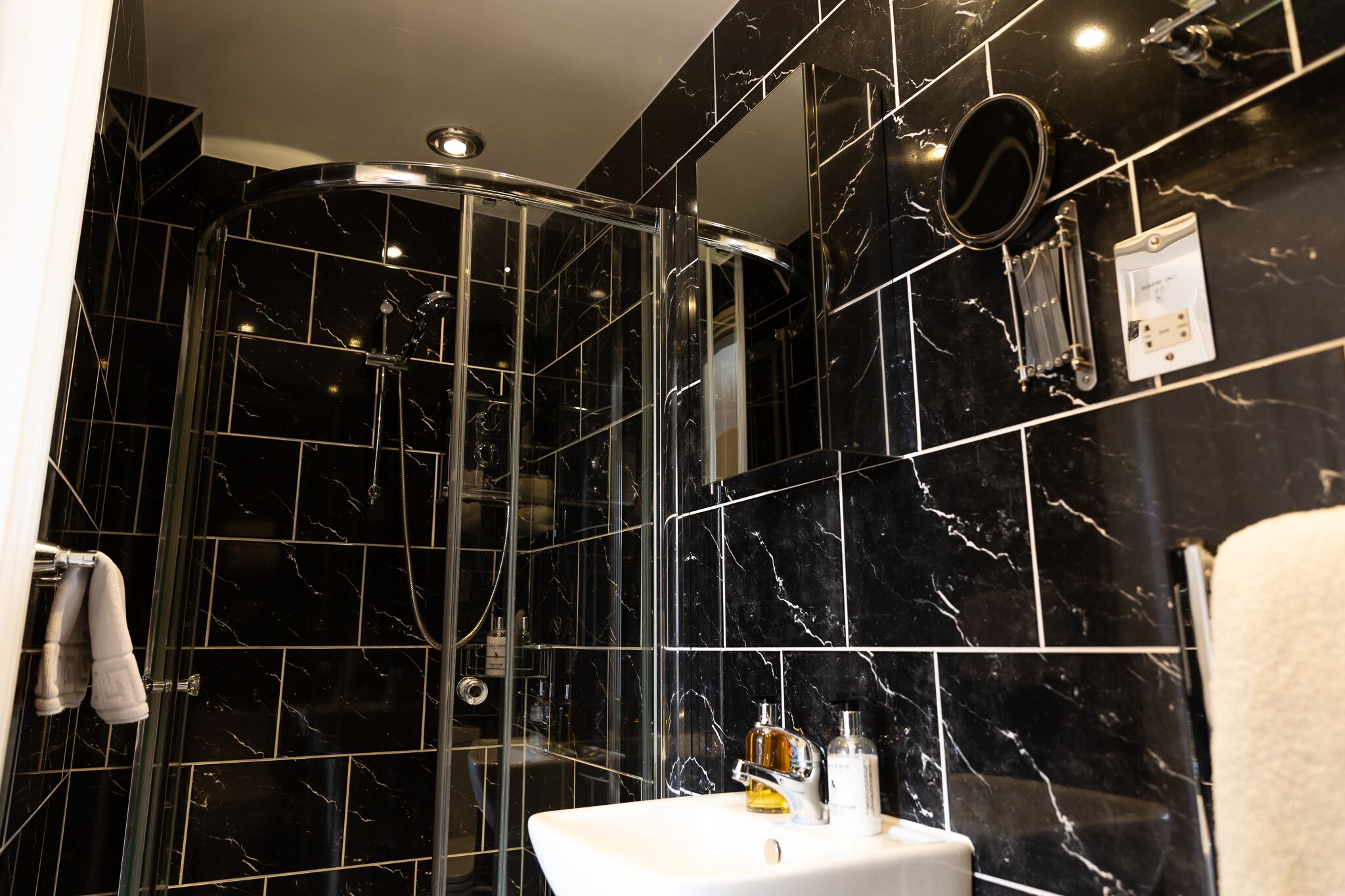 superior suite, ensuite (poplar forest) | interior